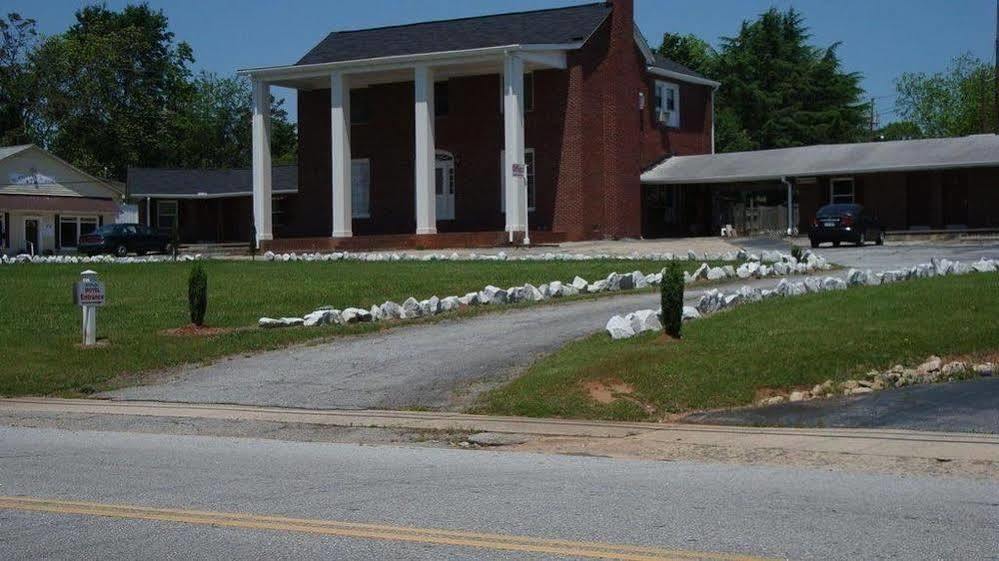 Rodeway Inn & Suites Walhalla Exterior photo